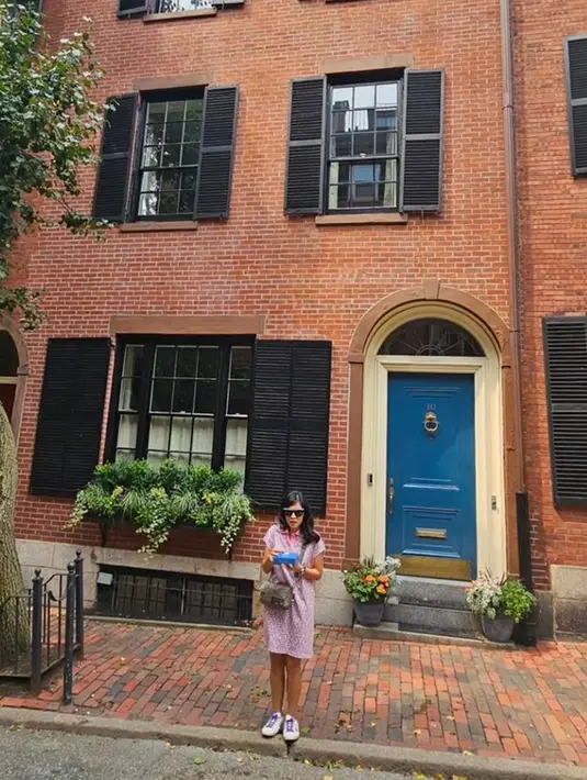 Beacon Hill merupakan daerah yang terkenal dengan kecantikan arsitekturnya. Selain indah untuk dijelajahi, Beacon Hill juga salah satu landmark sejarah yang ambil bagian dalam kemerdekaan Amerika. Karena itu, Dian Sastro tak melewatkan untuk berfoto dengan latar belakang rumah bergaya klasik yang menjadi ciri khas kawasan tersebut. (Liputan6.com/IG/@therealdisastr)