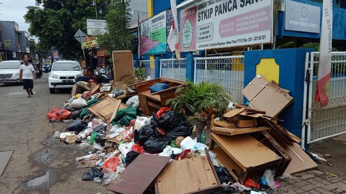 Tumpukan sampah terlihat di depan sekolah di Villa Taman Kartni Bekasi. (Liputan6.com/Fachrur Rozie)