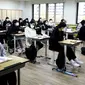 Siswa mengikuti ujian masuk perguruan tinggi tahunan di sebuah sekolah di Seoul, Korea Selatan, Kamis (18/11/2021). Bagi warga negara Korea Selatan, ujian masuk perguruan tinggi dianggap sebagai hal yang sangat penting. (Chung Sung-Jun/POOL/AFP)