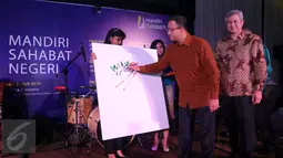 Menteri Pendidikan dan Kebudayaan (Mendikbud) Anies Baswedan membuka pemeran karya seni bertajuk "1001 Kesempatan Pendidikan Untuk Anak Indonesia" pada acara Mandiri Art Charity Mandiri- Sahabat Negeri di Jakarta, Sabtu (23/7). (Liputan6.com/Angga Yuniar)