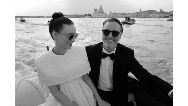Potret Kemesraan Joaquin Phoenix ‘Pemeran Joker’ dan Rooney Mara (sumber: instagram/@rooneymaradaily)