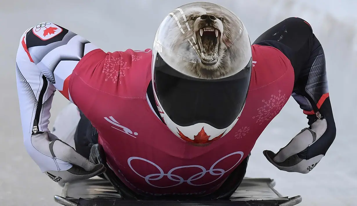 Barrett Martineau dari Kanada mengikuti sesi latihan balap kereta salju pada Olimpiade Musim Dingin Pyeongchang 2018 di Olympic Sliding Center di Pyeongchang, Korsel (21/2).  Barrett memakai helm dengan design Serigala. (AFP Photo/Mohd Rasfan)