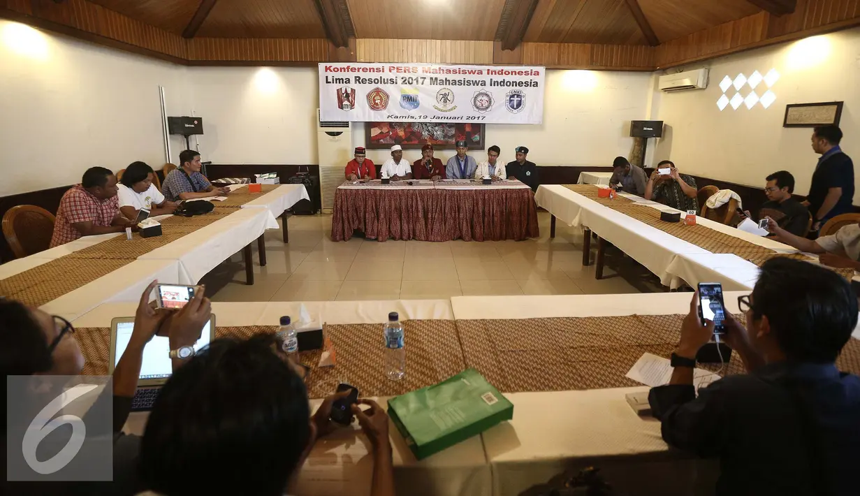 Suasana saat sejumlah mahasiswa yang tergabung dalam beberapa organisasi menyampaikan lima resolusi 2017 di Jakarta, Kamis (19/1). (Liputan6.com/Faizal Fanani)