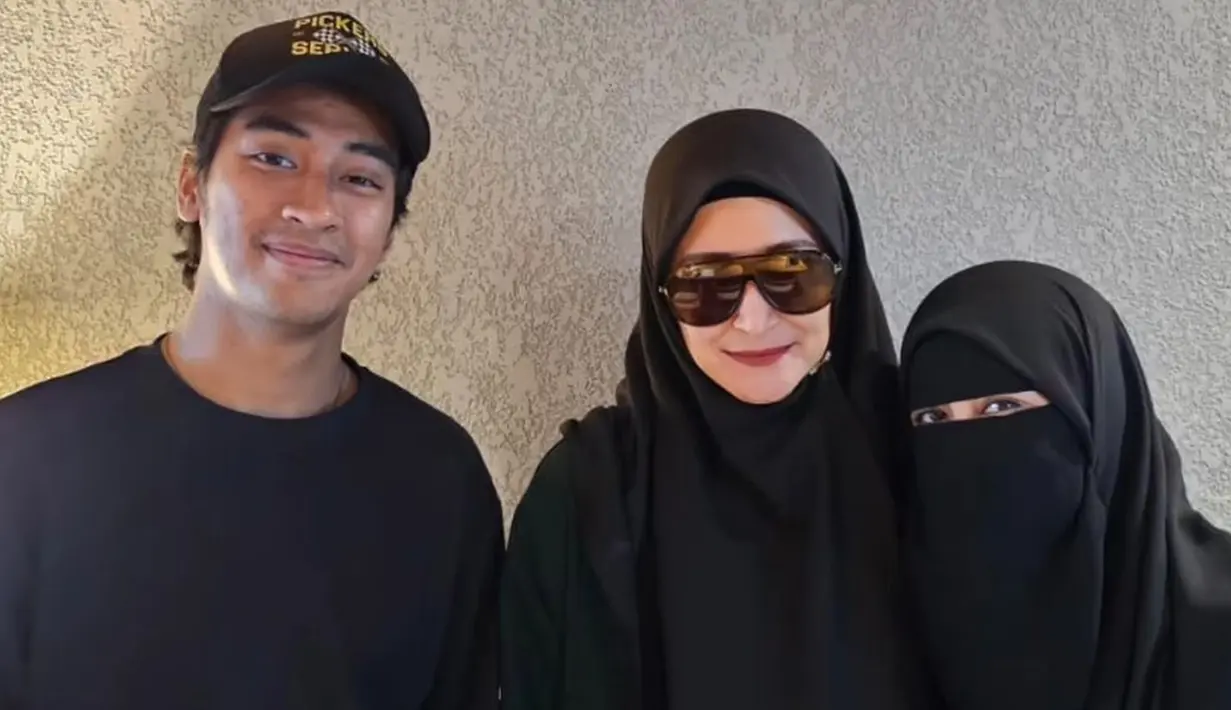 Setelah tak berkarier di dunia hiburan, Inneke Koesherawati kini sudah mengubah penampilan dengan mengenakan hijab syari. Bintang sinetron ‘Andai Ku Tahu’ itu juga bersahabat dengan Umi Pipik. Dalam pertemuan keduanya, Umi Pipik mengungkapkan jika Inneke tampil awet muda dan tanpa kerutan dari awal kenal di tahun 1998 sampai sekarang. (Liputan6.com/IG/@_ummi_pipik_)