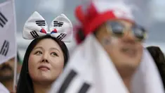 Suporter wanita dengan memakai aksesoris berupa ikat kepala memberikan dukungan kepadaTimnas Korea Selatan dalam pertandingan perdana Grup H Piala Dunia 2022 melawan Timnas Uruguay di Education City Stadium, Qatar, Kamis (24/22/2022). (AP Photo/Alessandra Tarantino)