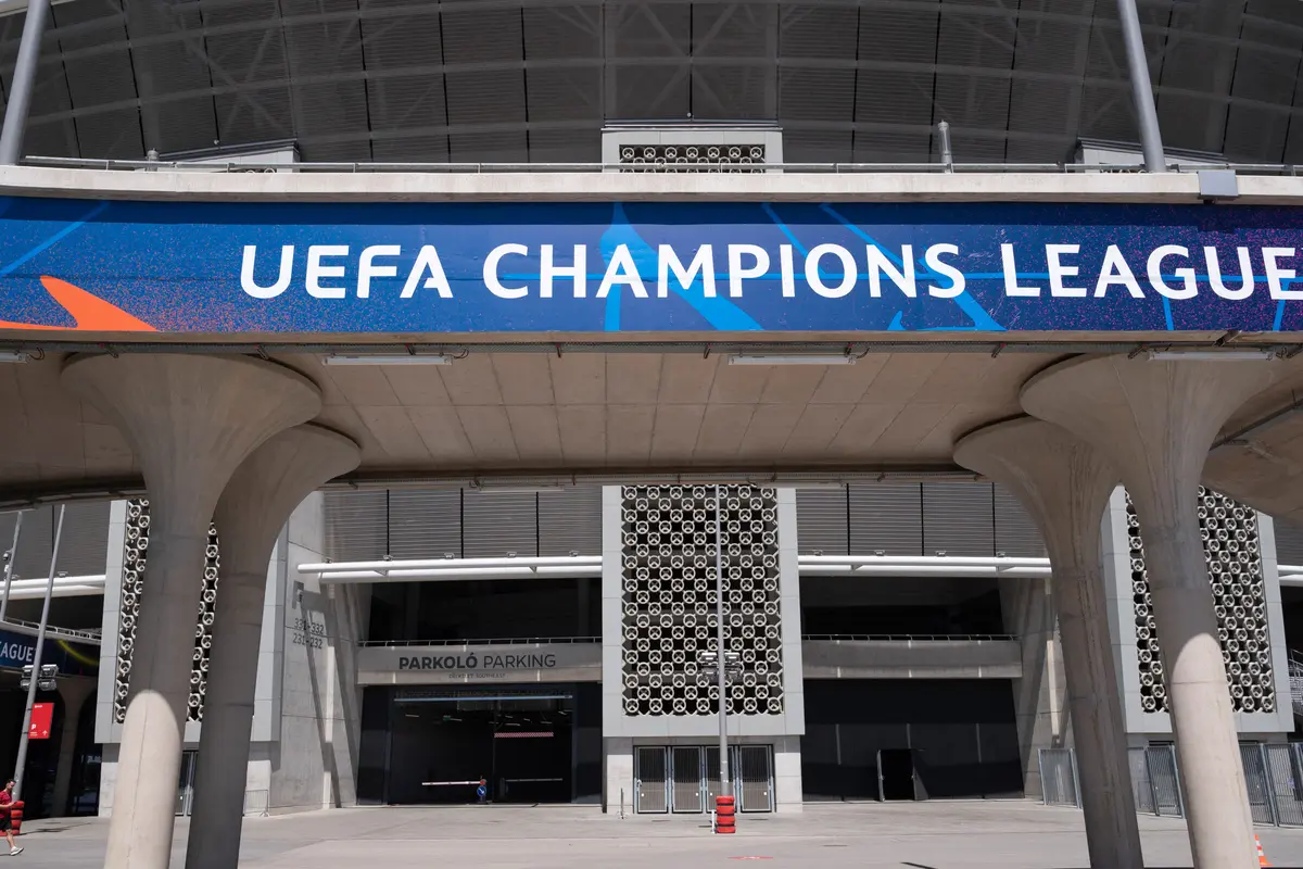 Foto: Puskas Arena Bersolek Jelang Partai Final Liga Champions Antara PSG vs Arsenal