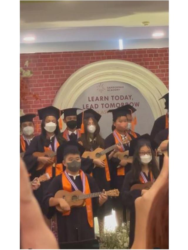 6 Potret Wulan Guritno dan Adilla Dimitri Hadiri Wisuda Anak, Tampak Kompak