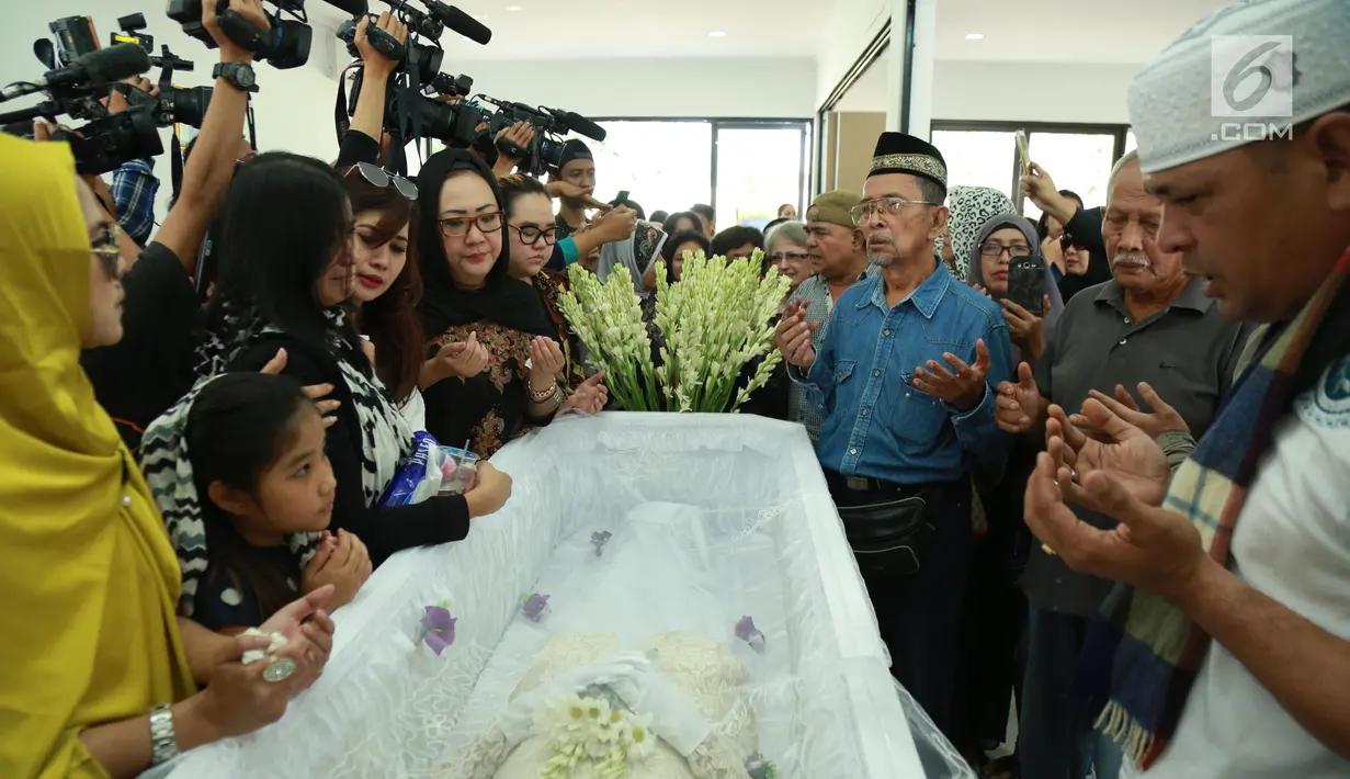 Pembacaan doa oleh keluarga dan kerabat jelang pemakaman Yana Zein di Rumah duka Fatmawati, Jakarta, Jumat (2/6). Yana Zein meninggal pada kamis (1/6/2017), karena kanker payudara stadium VI yang dideritanya. (Liputan6.com/Herman Zakharia)