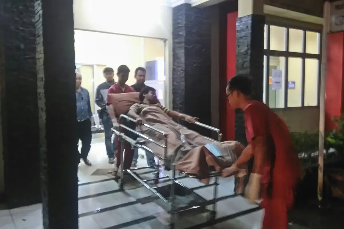 Polisi yang terkena tembakan saat penangkapan pelaku begal dirawat di RS Bhayangkara Palembang (Liputan6.com/Nefri Inge)