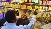 Seorang pelanggan membeli lampu hias di pasar menjelang Diwali, festival lampu Hindu, di Allahabad pada 20 Oktober 2022. Diwali, festival lampu, akan dirayakan pada 24 Oktober. (AFP/ Sanjay Kanojia)