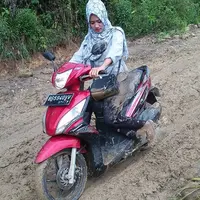 Inilah perjuangan seorang guru cantik asal Palembang yang kisahnya telah membuat ribuan netizen kasihan bercampur bangga. (Foto: Facebook/Hevny Yanita Sarifudin)