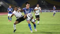 Pemain Persib Bandung, Henhen Herdiana (kanan) berebut bola dengan pemain Persipura Jayapura, Juscak Joshua Marthen Isir dalam laga pekan ke-10 BRI Liga 1 2021/2022 di Stadion Manahan, Solo, Sabtu (30/10/2021). (Bola.com/Bagaskara Lazuardi)