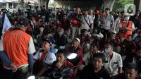 Massa buruh memblokir jalan di Kolong Tol Cibitung sehingga membuat jalan arteri Pantura arah Cikampek dan sebalik menuju Jakarta lumpuh total. (merdeka.com/Imam Buhori)