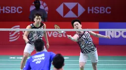 Di game pertama, kejar-kejaran angka terjadi hingga jeda interval. Takuro Hoki/Yugo Kobayashi berhasil unggul 11-10. Marcus/Kevin berhasil mengejar hingga 12-12. Usai itu, The Minions terus menjauh dan mampu menutup game pertama dengan 21-14. (Dok. PBSI)