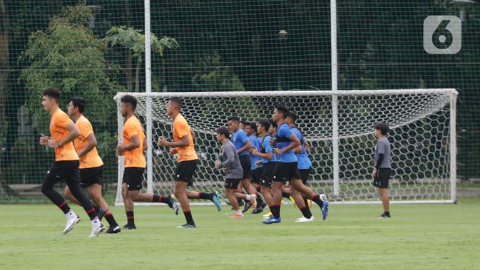 Pemain Timnas Indonesia U-22 saat mengikuti latihan perdana di Lapangan D, Kompleks Gelora Bung Karno, Senayan, Jakarta, Rabu (10/2/2021). Latihan perdana Timnas U-22 diikuti 31 pemain yang dipersiapkan untuk ajang SEA Games 2021 di Vietnam. (Liputan6.com/Helmi Fithriansyah)