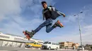 Pemuda Palestina melakukan gaya bebas saat bermain sepatu roda dijalanan kawasan Khan Younis, Jalur Gaza, Selasa (19/1/2021). (AFP/Said Khatib)