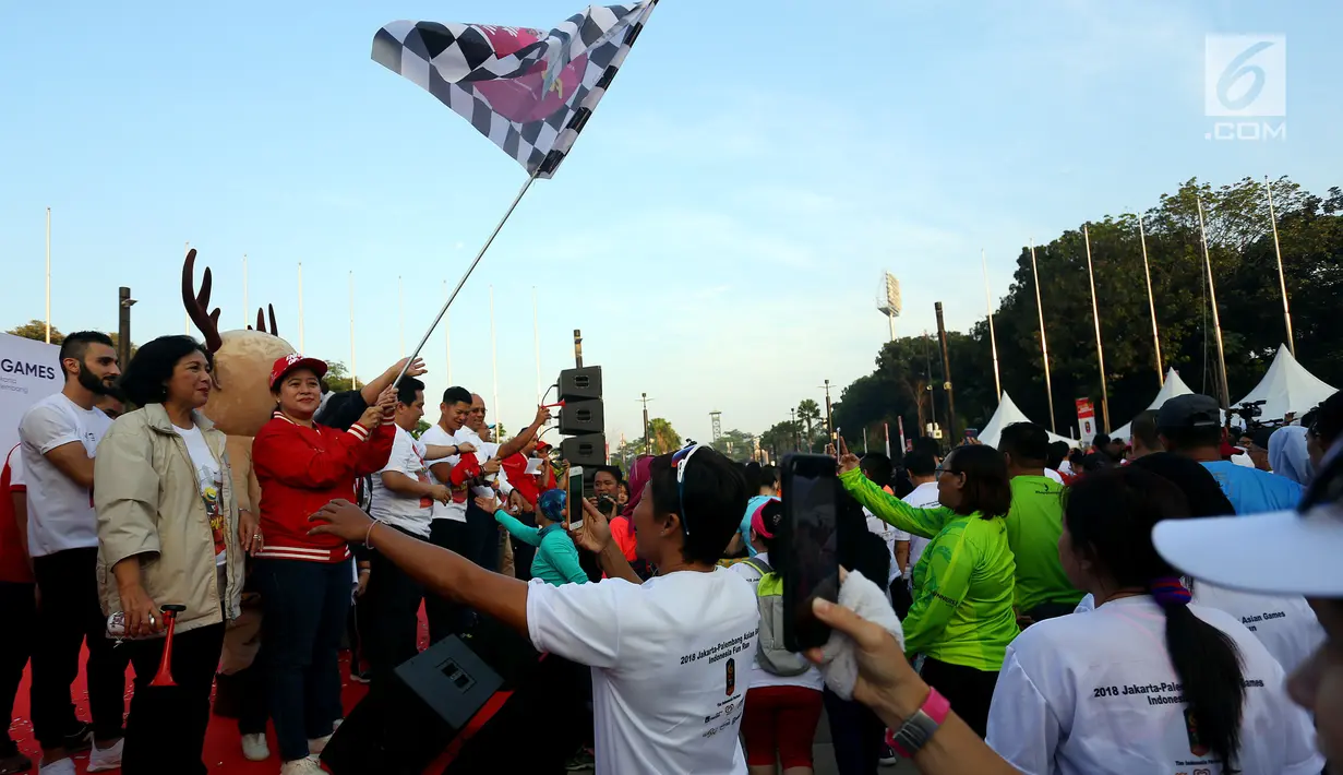 Menko PMK Puan Maharani bersama Ketua NASGOC, Erick Thohir melepas Fun Run menyemarakan Asian Games 2018 di Plaza Barat Senayan, Jakarta, Minggu (1/7). Acara digagas untuk menyambut Asian Games pada Agustus 2019 mendatang. (Liputan6.com/Johan Tallo)