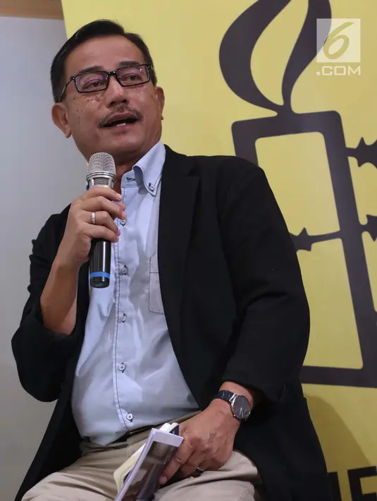 Direktur Relawan BPN Prabowo-Sandiaga, Ferry Mursyidan Baldanmemberi tanggapan atas 9 Agenda Prioritas HAM dari Amnesty International di Jakarta, Senin (15/4). 9 Agenda Prioritas HAM resmi diserahkan kepada perwakilan kandidat Capres/Cawapres RI serta Komnas HAM. (Liputan6.com/Helmi Fithriansyah)