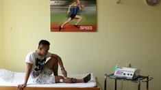 Antony, gelandang sayap timnas U-22 di kualifikasi Piala AFC U-23 sedang berjuang memulihkan cedera yang menimpanya yaitu cedera lutut. Ini adalah cedera lutut kedua yang dialaminya. (Bola.com/Arief Bagus)