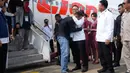 Menteri Luar Negeri Indonesia Sugiono (tengah) memeluk seorang Warga Negara Indonesia (WNI) yang pernah bekerja di pusat penipuan di Myanmar, dengan disaksikan oleh Menteri Koordinator Bidang Politik, Hukum, dan Keamanan Budi Gunawan (kedua dari kanan), di Bandara Internasional Soekarno-Hatta, Tangerang, Banten, pada Selasa 18 Maret 2025. (Tatan SYUFLANA/POOL/AFP)