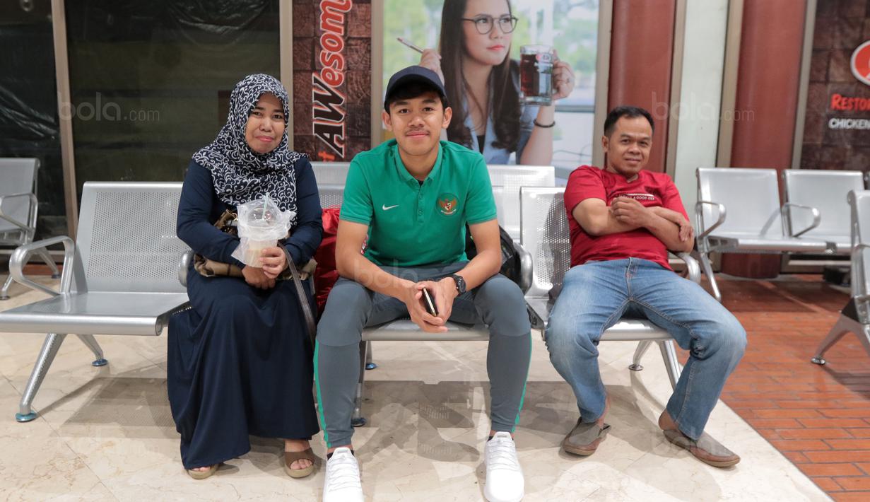 Pemain Timnas U-19, Lutfi Kamal bersama orang tuanya di Bandara Soekarno-Hatta, Cengkareng, (28/10/2017). Timnas U-19 akan mengikuti kualifikasi Piala Asia di Korea Selatan. (Bola.com/Nicklas Hanoatubun)