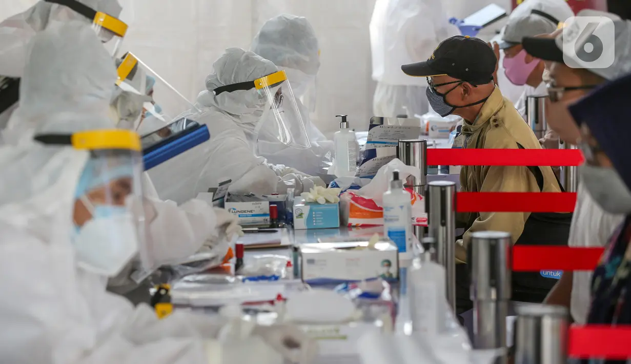 Tenaga medis melakukan rapid test massal di Kantor Kelurahan Pondok Betung, Tangerang Selatan, Kamis (14/5/2020). Sebanyak 500 alat rapid tes covid-19 dan 2 unit mobile laboratorium milik BIN disediakan untuk mendapatkan hasil uji tes dengan PCR dalam waktu 5 jam. (Liputan6.com/Fery Pradolo)