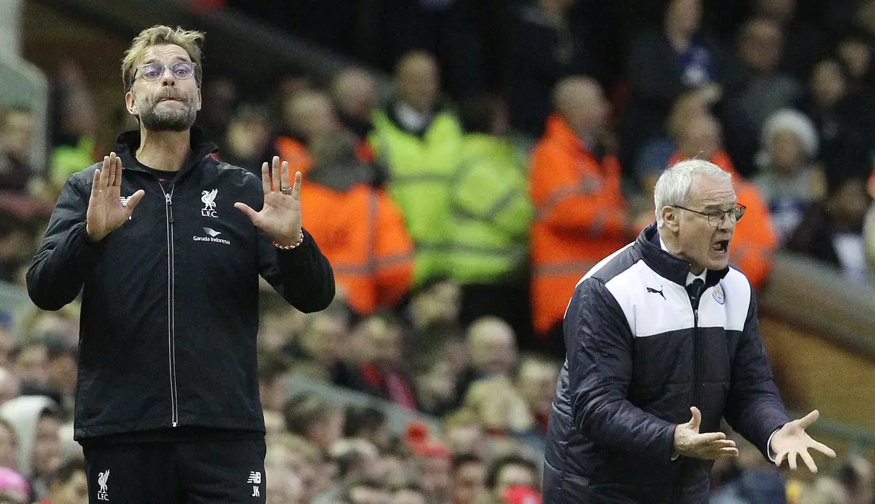 Jurgen Klopp (kiri) beradu strategi dengan  Pelatih Leicester City, Claudio Ranieri (kanan) pada lanjutan liga Premier Inggris di Stadion  Anfield, Liverpool, Sabtu (26/12/2015). Liverpool menang 1-0. (AFP Photo/Lindsey Parnaby)