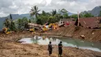 Warga berjalan di lokasi longsor di Desa Situkung, Banjarnegara, Jawa Tengah, pada Kamis 20 November 2025. Pencarian korban di Dusun Situkung, Desa Pandanarum, Kabupaten Banjarnegara, saat ini masih berlangsung. (DEVI RAHMAN/AFP)