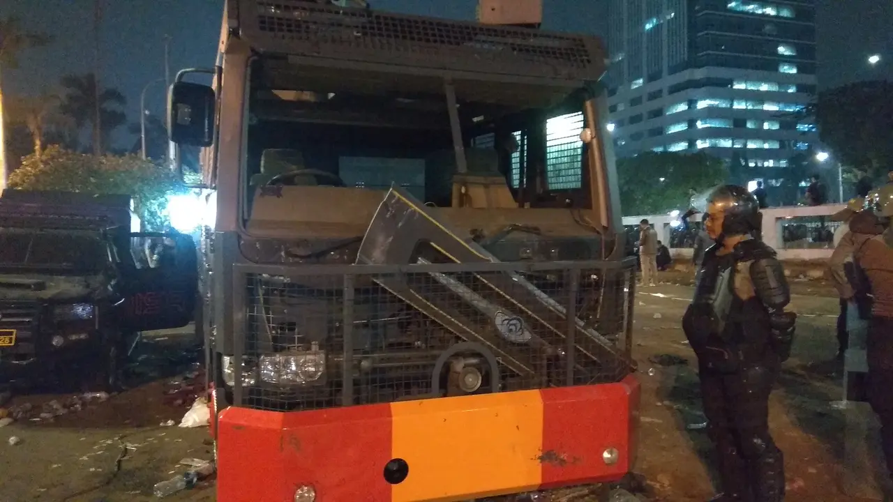Demonstrasi di Depan Gedung DPR, Satu Mobil Watercanon Brimob Rusak