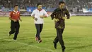 Presiden Joko Widodo berlari usai membuka Piala Kemerdekaan di Stadion Maulana Yusuf, Serang, Sabtu (15/8/2015). (Bola.com/Vitalis Yogi Trisna)