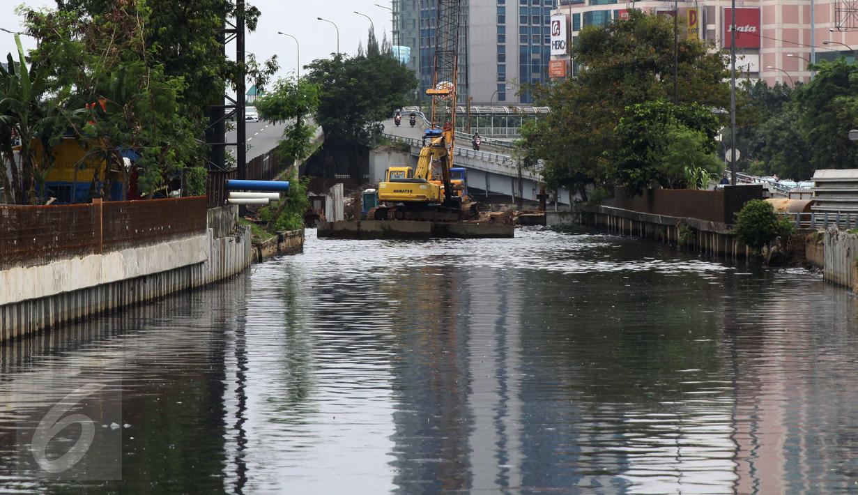 Aktivitas pembangunan turap di sepanjang Kali Grogol, Jakarta, Senin (21/11). Pembangunan turap dilakukan untuk mencegah meluapnya air kali saat hujan dan ditargetkan selesai 20 Desember 2016. (Liputan6.com/Gempur M Surya)