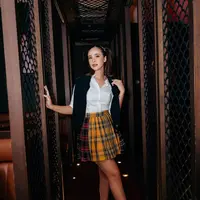 Menyesuaikan tema, Pamela Bowie pun tampil dengan gaya preppy 90-an. Penampilanya mengingatkan pada film Clueless yang ikonik di tahun tersebut. [@pammybowie/@@makeupbycla]