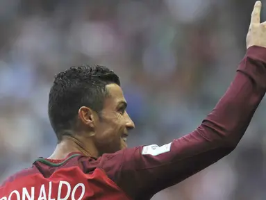 Bintang Portugal, Cristiano Ronaldo mencetak tiga gol alias Hattrick saat melawan Kepulauan Faroe pada laga Grup B Kualifikasi Piala Dunia 2018 di Bessa Stadium, Porto, (31/8/2017). Portugal menang 5-1. (AP/Paulo Duarte)
