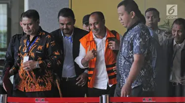 Bupati Ngada Marianus Sae menggunakan rumpi orange usai pemeriksaan di Gedung Komisi Pemberantasan Korupsi (KPK), Jakarta, Senin (12/2). KPK menetapkan Marianus Sae sebagai tersangka kasus suap proyek jalan di NTT. (Liputan6.com/Herman Zakharia)