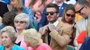 Mantan pemain Inggris David Beckham saat menyaksikan pertandingan tunggal semifinal Putri pada hari ke sepuluh Tenis Wimbledon 2019 di Royal Box di Centre Court di London (9/7/2019). (AP Photo/Mike Egerton)