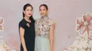 Bersama Happy Salma salah satu pemilik Tulola, Lulu Tobing mengenakan atasan hitam panjang lengan pendek dipadukan rok pleated warna serasi. [@lutob]