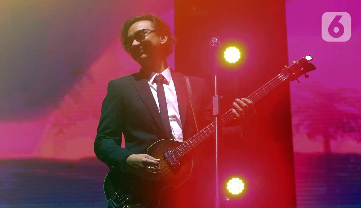Vincent saat tampil memeriahkan acara Pestapora di Gambir Expo, Kemayoran, Jakarta, Minggu (25/9/2022). Kolaborasi Vincent-Desta bersama Endah N Resha membawakan lagu-lagu Koes Plus seperti 'Bis Sekolah', 'Kolam Susu', 'Kembali ke Jakarta', dan 'Bujangan'. (Liputan6.com/Herman Zakharia)
