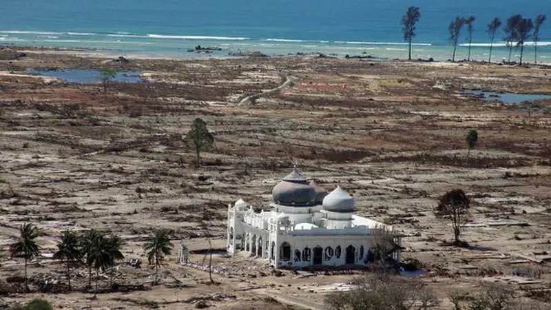 Masjid yang masih berdiri ditempa tsunami di Aceh.