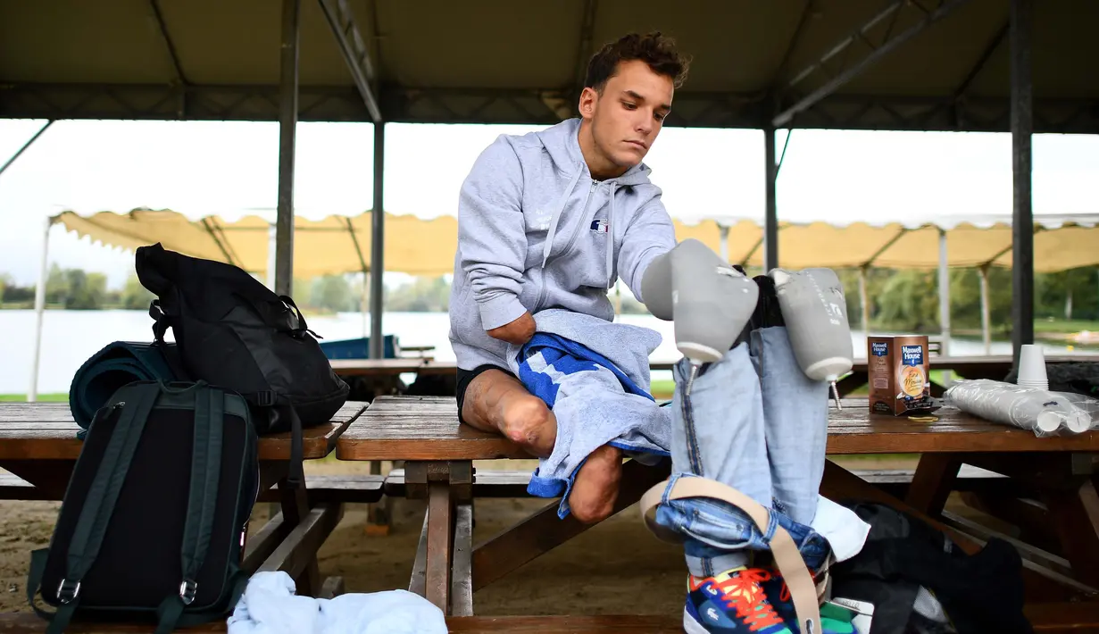 Theo Curin, perenang dengan amputasi empat anggota tubuh bersiap menjelang pelatihan air terbuka pertama mereka di air 16 derajat celcius, di Compiegne pada 9 Oktober 2020. Curin berhenti dari Olimpiade Tokyo untuk ambil tantangan berenang di Danau Titicaca Peru pada November 2021. (FRANCK FIFE/AFP)