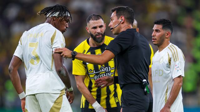 Foto: Momen Cristiano Ronaldo Redam Emosi Karim Benzema saat Laga Lanjutan Arab Saudi