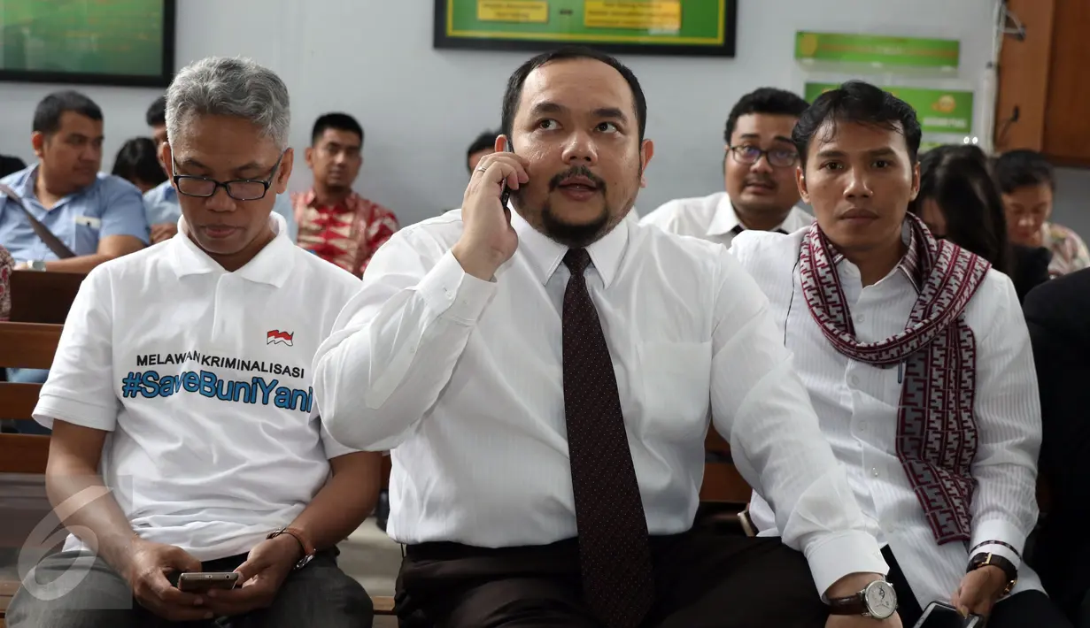 Tersangka dugaan kasus penyebaran informasi yang menimbulkan permusuhan berdasarkan SARA Buni Yani (kiri) bersama kuasa hukumnya usai mengajukan permohonan praperadilan di PN Jakarta Selatan, Senin (5/12). (Liputan6.com/Helmi Fithriansyah)