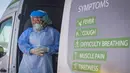 Seorang perawat berdiri di sebuah kendaraan pengujian di Johannesburg, Afrika Selatan (21/4/2020). Hari Perawat Internasional diperingati di seluruh dunia pada 12 Mei atau bertepatan dengan hari lahir Florence Nightingale.  (Xinhua/Alberto Lingria)