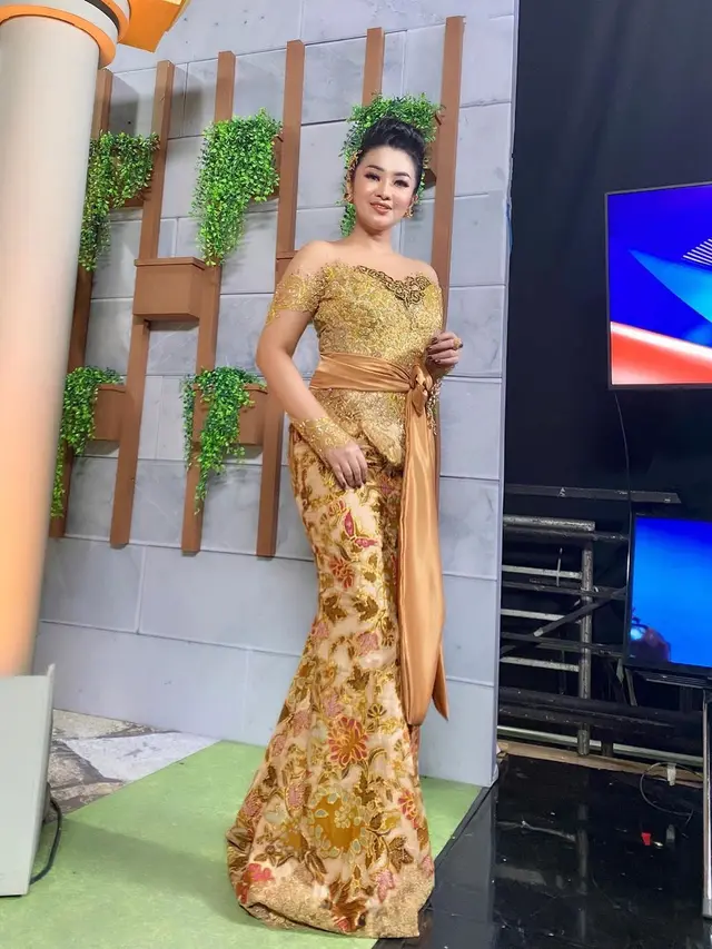 7 Gaya Fitri Carlina saat Pakai Kebaya, Tampil Menawan