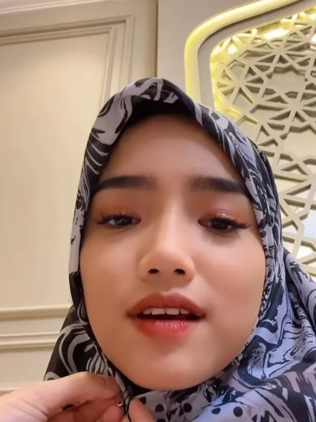 Fuji Berhijab Bareng Shireen Sungkar