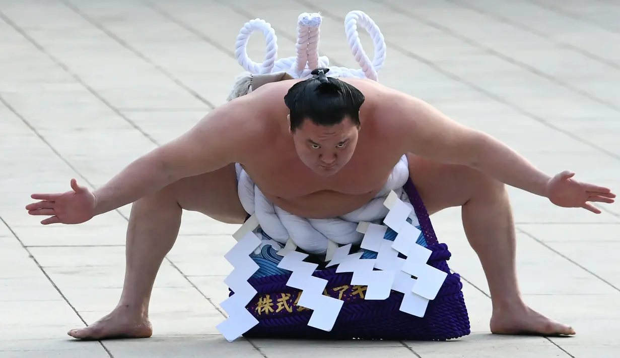 Sang Yokozuna, Hakuho dari Mongolia melakukan upacara mengentakkan kaki di Kuil Meiji, Tokyo, 8 Januari 2019. Acara tradisional yang merupakan ritual Shinto ini menjadi bagian dari perayaan Tahun Baru tahunan di kuil tersebut. (Toshifumi KITAMURA/AFP)