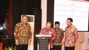 Ketua Umum Ikatan Sarjana Hukum Indonesia (ISHI) Amzulian Rifai (dua kiri) didampingi Menko Polhukam Wiranto (kanan) menandatangani MoU saat pengukuhan PP ISHI di Kemenkumham, Jakarta, Senin (30/7). (Liputan6.com/Herman Zakharia)