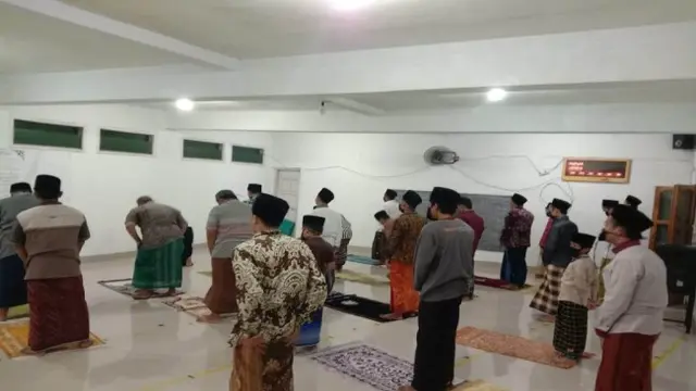 Jamaah Tarawih Kilat di Indramayu Berjarak Ikuti Protokol Covid-19