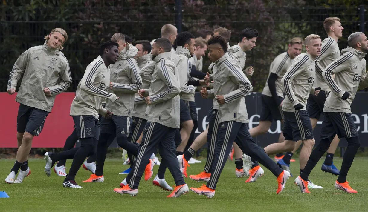 Para pemain Ajax Amsterdam melakukan sesi latihan jelang laga semifinal Liga Champions di Stadion Johan Cruyff, Rabu (8/5). Ajax Amsterdam akan berhadapan dengan Tottenham Hotspur. (AP/STR)