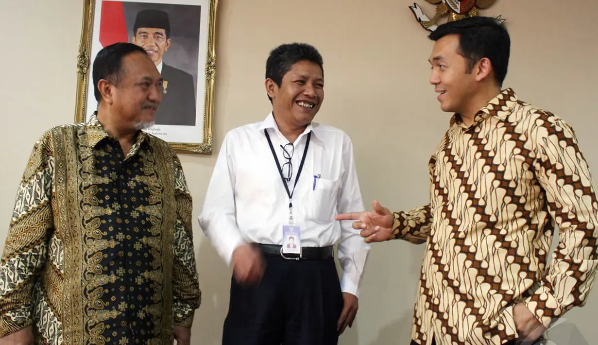 Dirut PT Pindad (Persero), Silmy Karim (kanan) saat berbincang usai acara penyerahan surat keputusan Menteri BUMN, Jakarta, Senin (22/12/2014).(Liputan6.com/Miftahul Hayat)