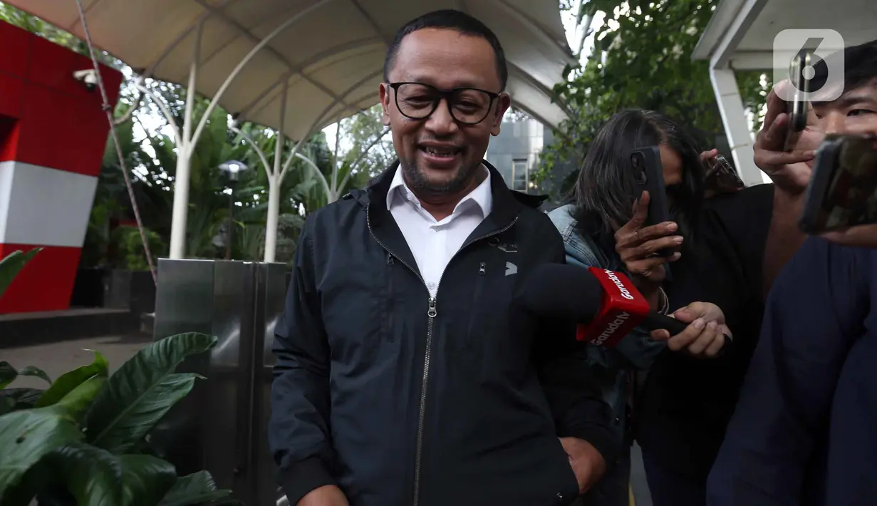 Hal itu diungkap KPK pada 9 Januari 2026 ketika mengumumkan dua tersangka kasus dugaan korupsi kuota haji, yakni Yaqut Cholil Qoumas (YCQ), dan Ishfah Abidal Aziz (IAA). Tampak dalam foto, mantan staf khusus Menteri Agama periode 2019-2024, Yaqut Cholil Qoumas, Ishfah Abidal Aziz alias Gus Alex berjalan meninggalkan Gedung Merah Putih Komisi Pemberantasan Korupsi (KPK), Jakarta, Senin (26/1/2026). (Liputan6.com/Helmi Fitrhiansyah)